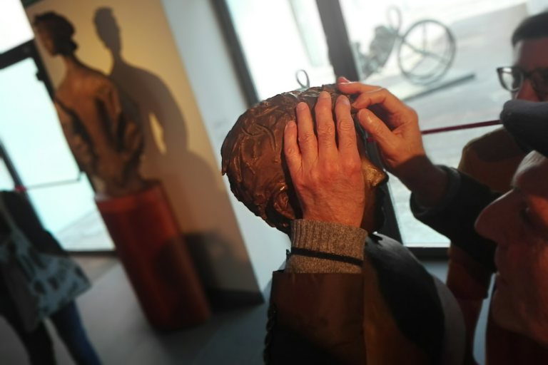 Esplorazione tattile di un'opera d'arte