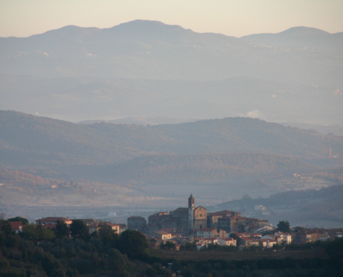 Veduta paesaggistica di un paesaggio collinare con borgo