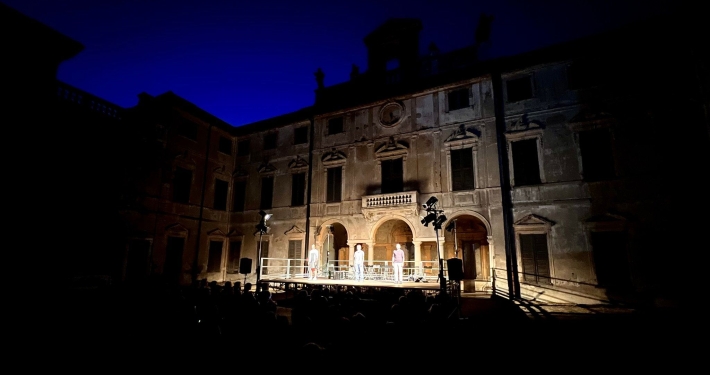 Palco scenico davanti a Villa Sottocasa