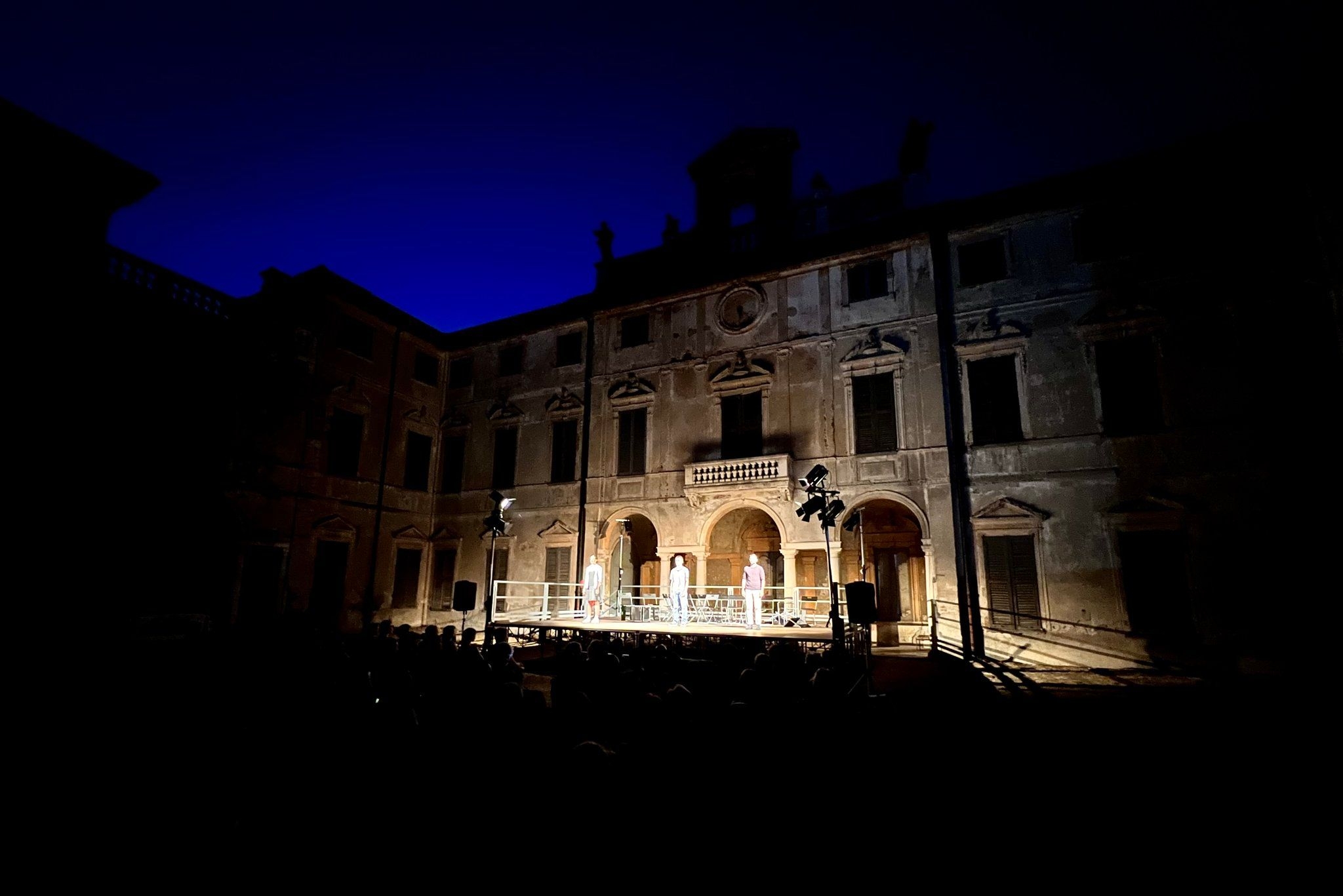 Palco scenico davanti a Villa Sottocasa