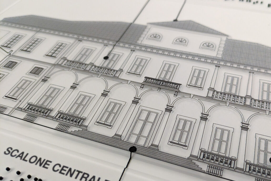 Dettaglio tattile della facciata di Villa Ghirlanda Silva raffigurata in una delle mappe visuo tattili