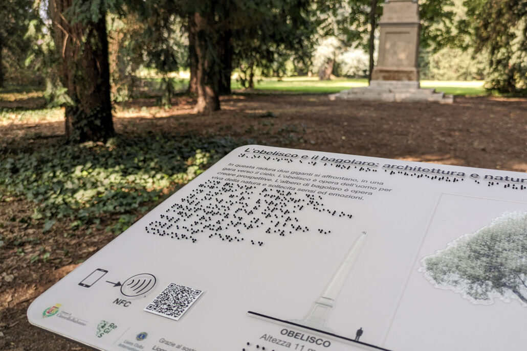 Mappa visuo-tattile dedicata all'obelisco di Villa Ghirlanda Silva, con l'obelisco che appare sullo sfondo