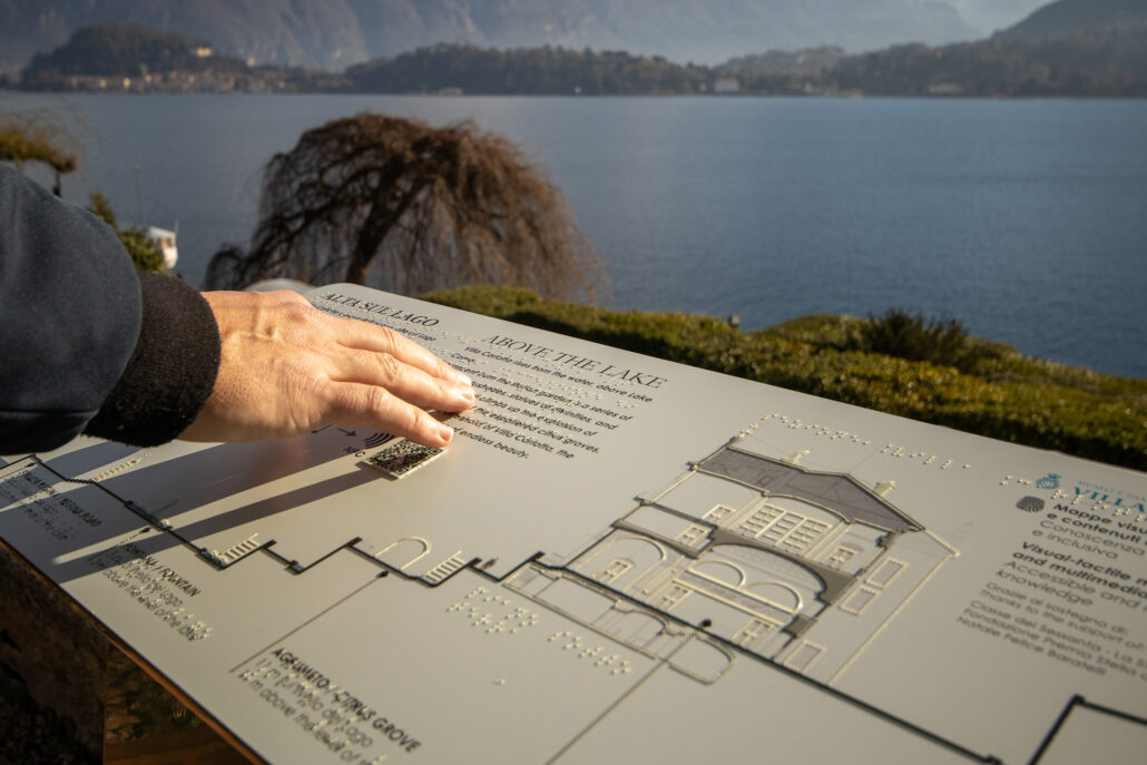 Esplorazione tattile della mappa installata sulla terrazza di Villa Carlotta