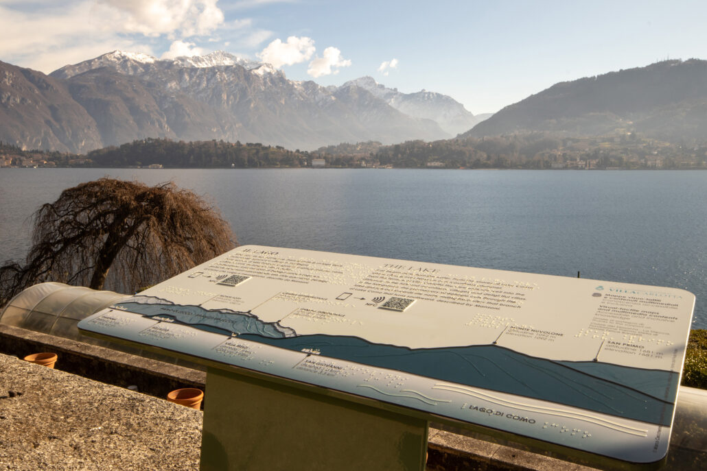 Mappa visuo-tattile raffigurante il paesaggio installata a Villa Carlotta con le montagne reali sullo sfondo