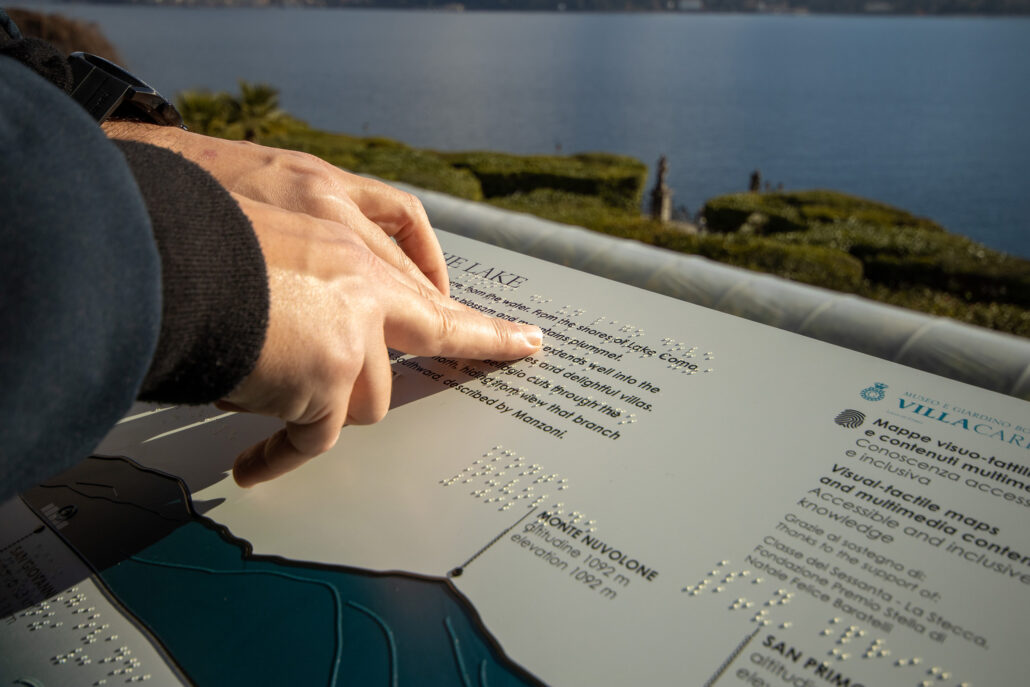 Esplorazione tattile di un testo braille presente sulla mappa