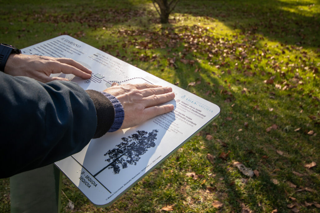 Esplorazione tattile di una mappa installata nel giardino di Villa Carlotta