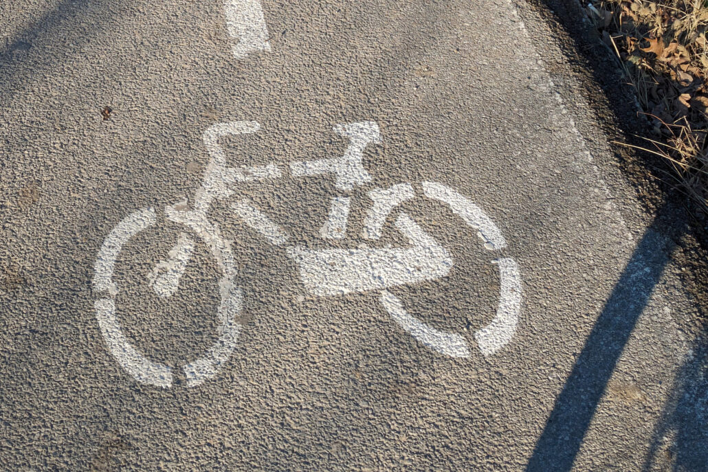 Simbolo della bicicletta dipinto sull'asfalto della Ciclovia della Cultura Bergamo Brescia