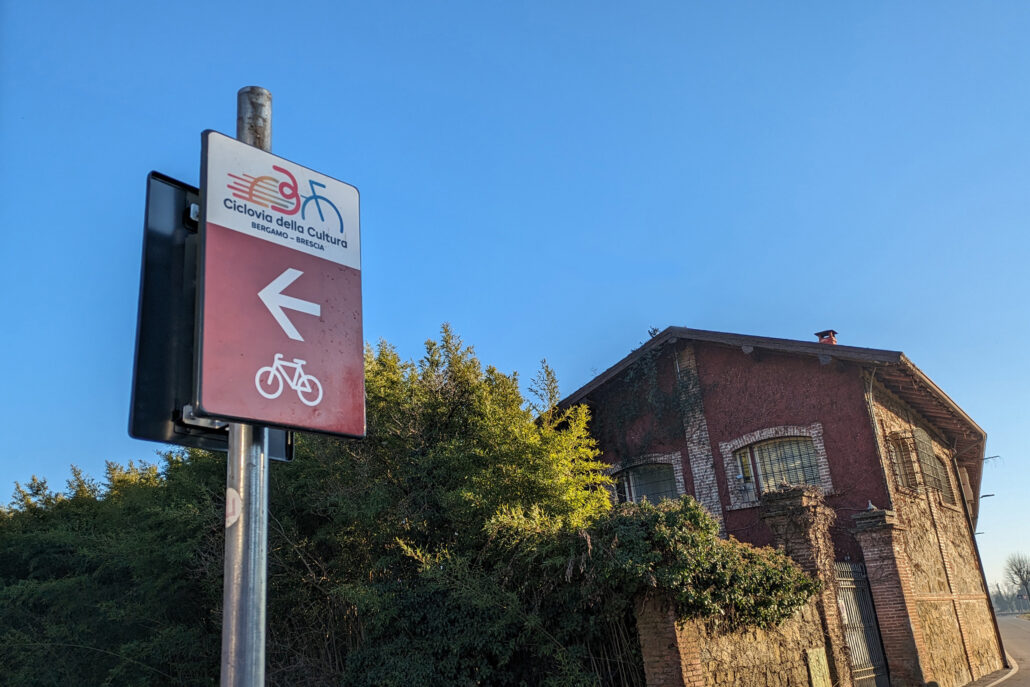 Cartello stradale con il logo della Ciclovia della Cultura Bergamo-Brescia