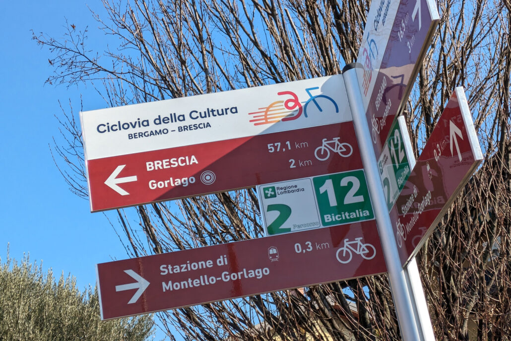 Segnali di direzione della Ciclovia della Cultura Bergamo Brescia, con indicazione del centro di Gorlago