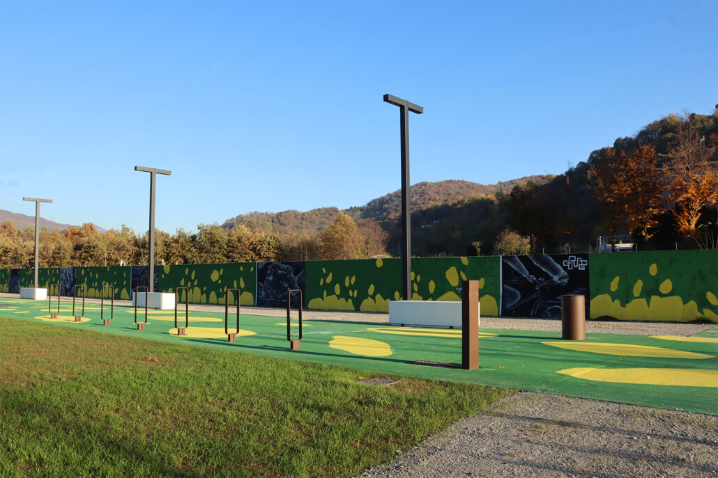 Vista del Parco Moroni con le attrezzature per la sosta delle biciclette e i murale a tema